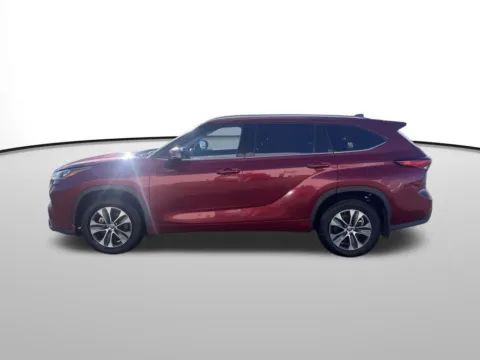 Photos of 2021 Toyota Highlander XLE for sale in Moses Lake, WA at Ford of Moses Lake