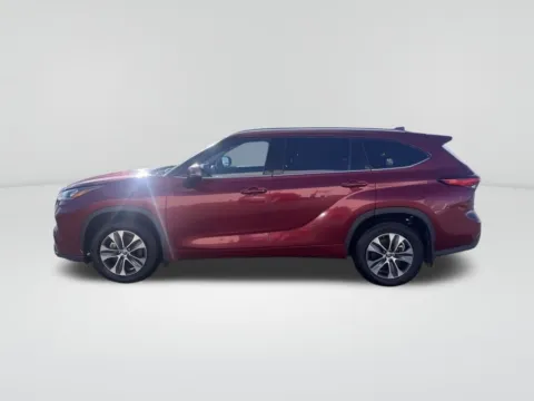 Photos of 2021 Toyota Highlander XLE for sale in Moses Lake, WA at Ford of Moses Lake