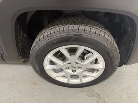 More photos of 2022 Jeep Renegade Latitude at Woody Folsom CDJR of Baxley, GA