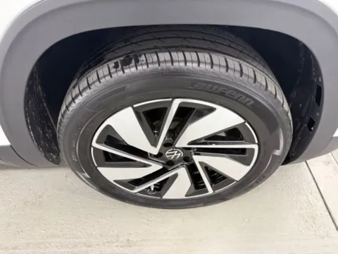 More photos of 2024 Volkswagen Atlas 2.0T SE w/Technology at Woody Folsom CDJR of Baxley, GA