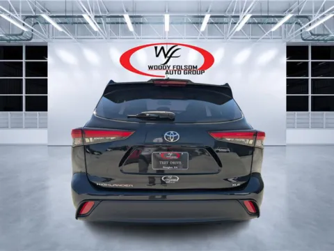 More photos of 2020 Toyota Highlander XLE at Woody Folsom CDJR of Douglas, GA
