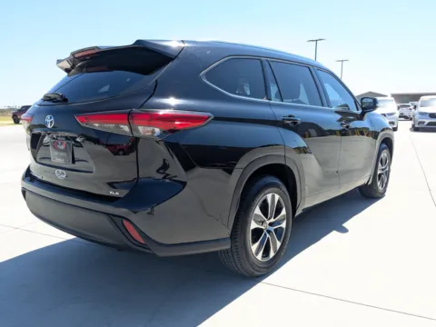 More photos of 2020 Toyota Highlander XLE at Woody Folsom CDJR of Douglas, GA