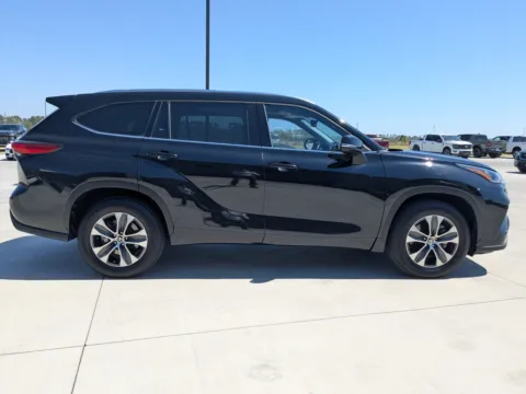 Another view of 2020 Toyota Highlander XLE for sale in Douglas, GA at Woody Folsom CDJR of Douglas