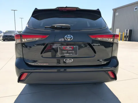 More photos of 2020 Toyota Highlander XLE at Woody Folsom CDJR of Douglas, GA