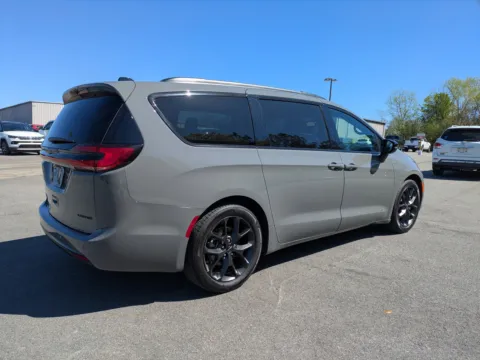 More photos of 2025 Chrysler Pacifica Limited at Woody Folsom CDJR of Douglas, GA