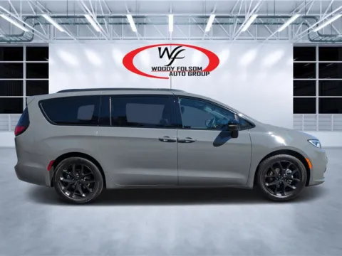 Photos of 2025 Chrysler Pacifica Limited for sale in Douglas, GA at Woody Folsom CDJR of Douglas