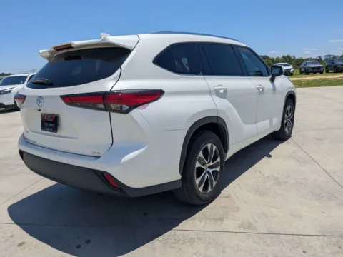 More photos of 2021 Toyota Highlander XLE at Woody Folsom CDJR of Douglas, GA