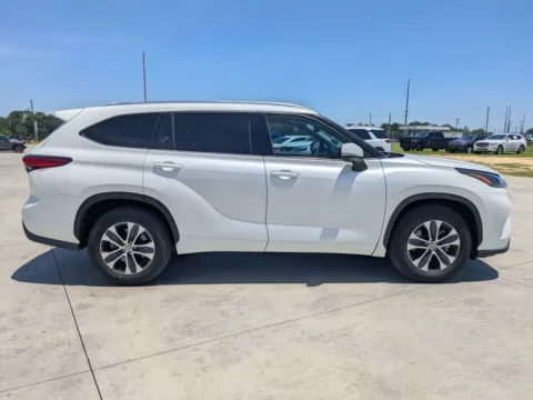 Another view of 2021 Toyota Highlander XLE for sale in Douglas, GA at Woody Folsom CDJR of Douglas