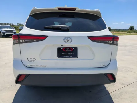 More photos of 2021 Toyota Highlander XLE at Woody Folsom CDJR of Douglas, GA