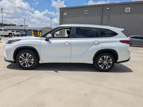 More photos of 2023 Toyota Highlander XLE at Woody Folsom CDJR of Douglas, GA