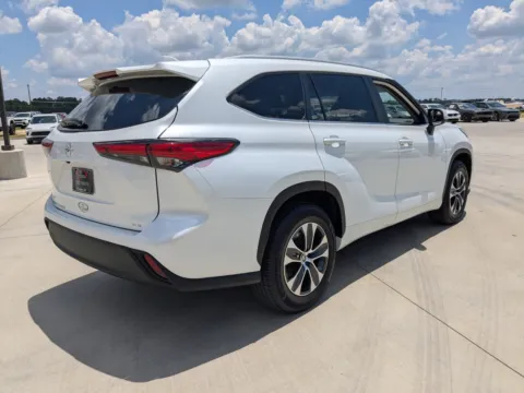 More photos of 2023 Toyota Highlander XLE at Woody Folsom CDJR of Douglas, GA