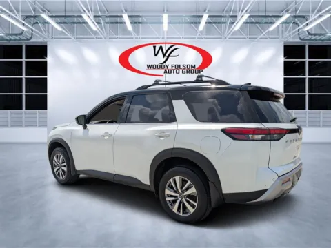 More photos of 2025 Nissan Pathfinder SL at Woody Folsom CDJR of Douglas, GA