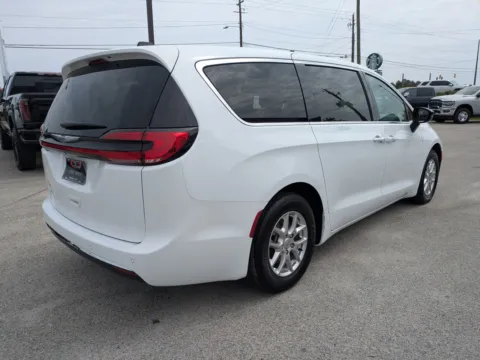 More photos of 2025 Chrysler Pacifica Select at Woody Folsom CDJR of Vidalia, GA