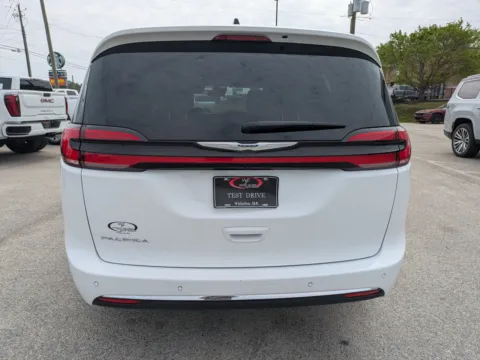 More photos of 2025 Chrysler Pacifica Select at Woody Folsom CDJR of Vidalia, GA