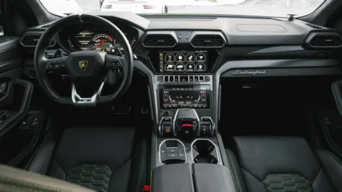 More photos of 2022 Lamborghini Urus at Toronto Luxe Motors Mississauga, ON