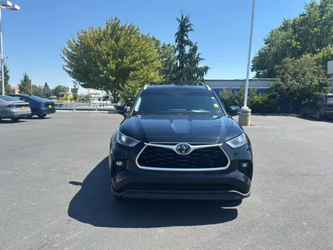 Black 2022 Toyota Highlander XLE for sale in Moses Lake, WA