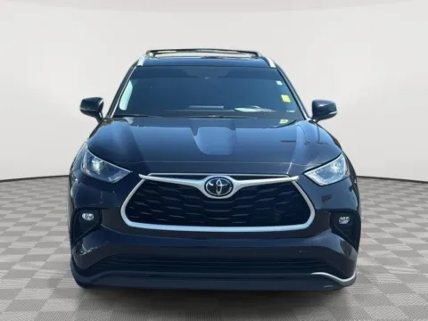 Black 2022 Toyota Highlander XLE for sale in Moses Lake, WA