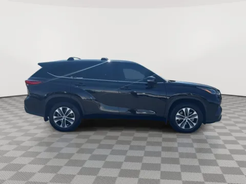 Another view of 2022 Toyota Highlander XLE for sale in Moses Lake, WA at Honda of Moses Lake