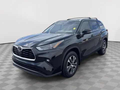 Black 2022 Toyota Highlander XLE for sale in Moses Lake, WA