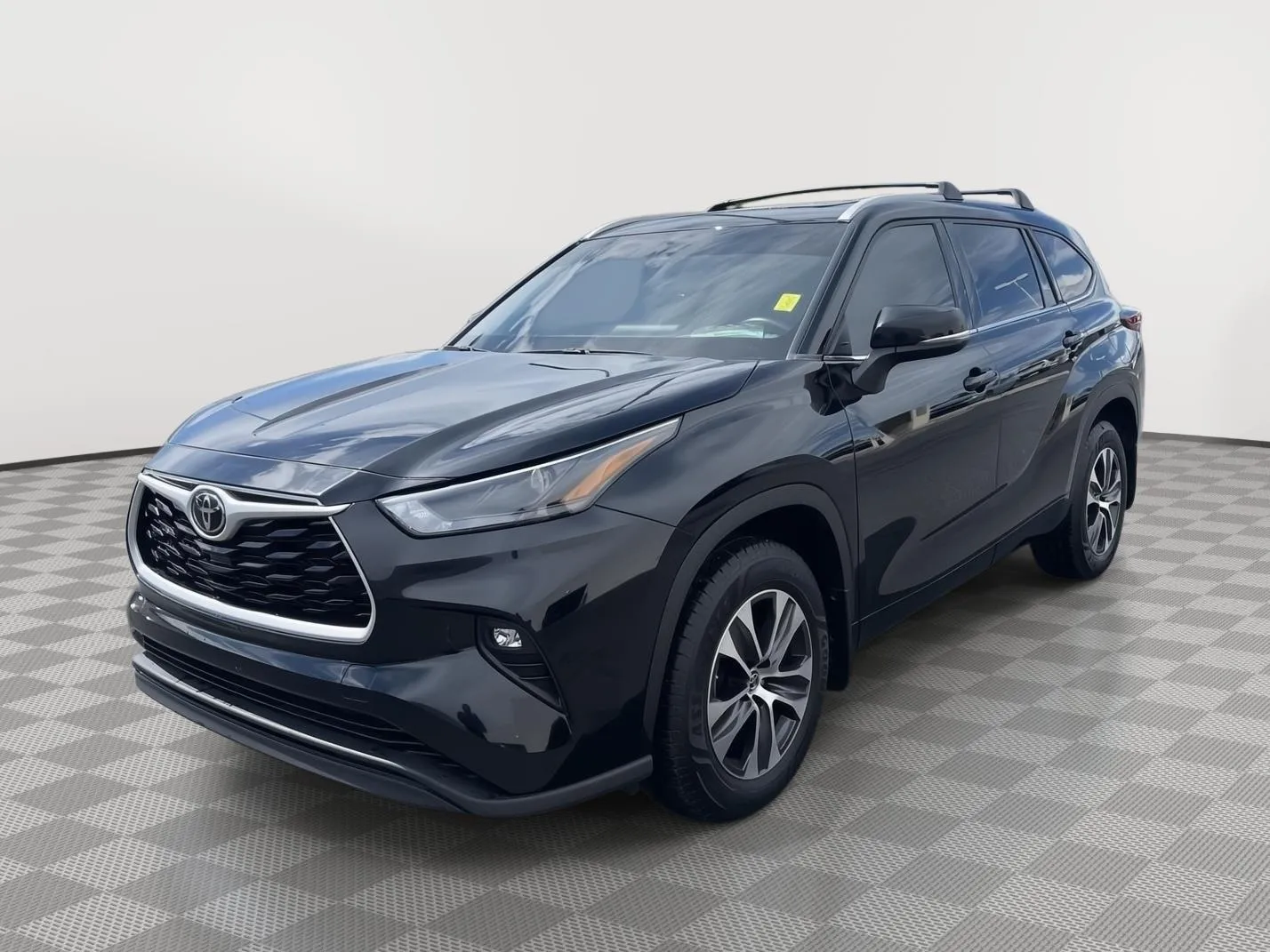 Black 2022 Toyota Highlander XLE for sale in Moses Lake, WA