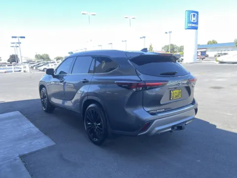 Another view of 2024 Toyota Highlander Hybrid Platinum for sale in Moses Lake, WA at Honda of Moses Lake