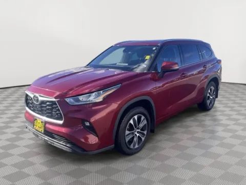 Red 2021 Toyota Highlander XLE for sale in Moses Lake, WA