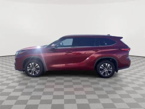 Photos of 2021 Toyota Highlander XLE for sale in Moses Lake, WA at Honda of Moses Lake
