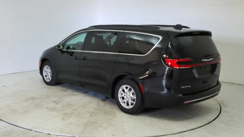 More photos of 2022 Chrysler Pacifica Touring L at Tom Gill Chevrolet, KY
