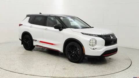 White 2023 Mitsubishi Outlander SE for sale in Florence, KY