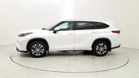 More photos of 2023 Toyota Highlander XLE at Tom Gill Chevrolet, KY