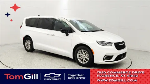 White 2025 Chrysler Pacifica Select for sale in Florence, KY