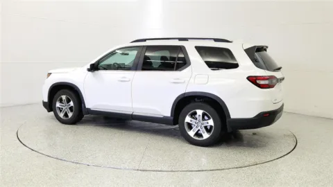 More photos of 2024 Honda Pilot EX-L w/Rear Captain's Chairs at Tom Gill Chevrolet, KY