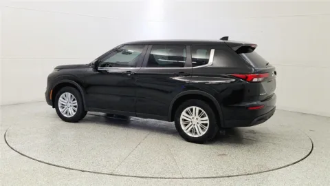 More photos of 2023 Mitsubishi Outlander ES at Tom Gill Chevrolet, KY