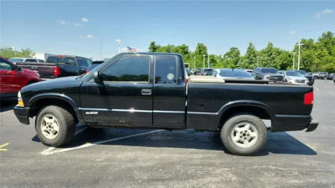 More photos of 2001 Chevrolet S-10 LS at Tom Gill Chevrolet, KY