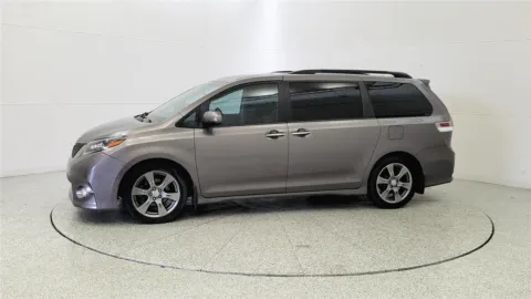 More photos of 2017 Toyota Sienna SE at Tom Gill Chevrolet, KY