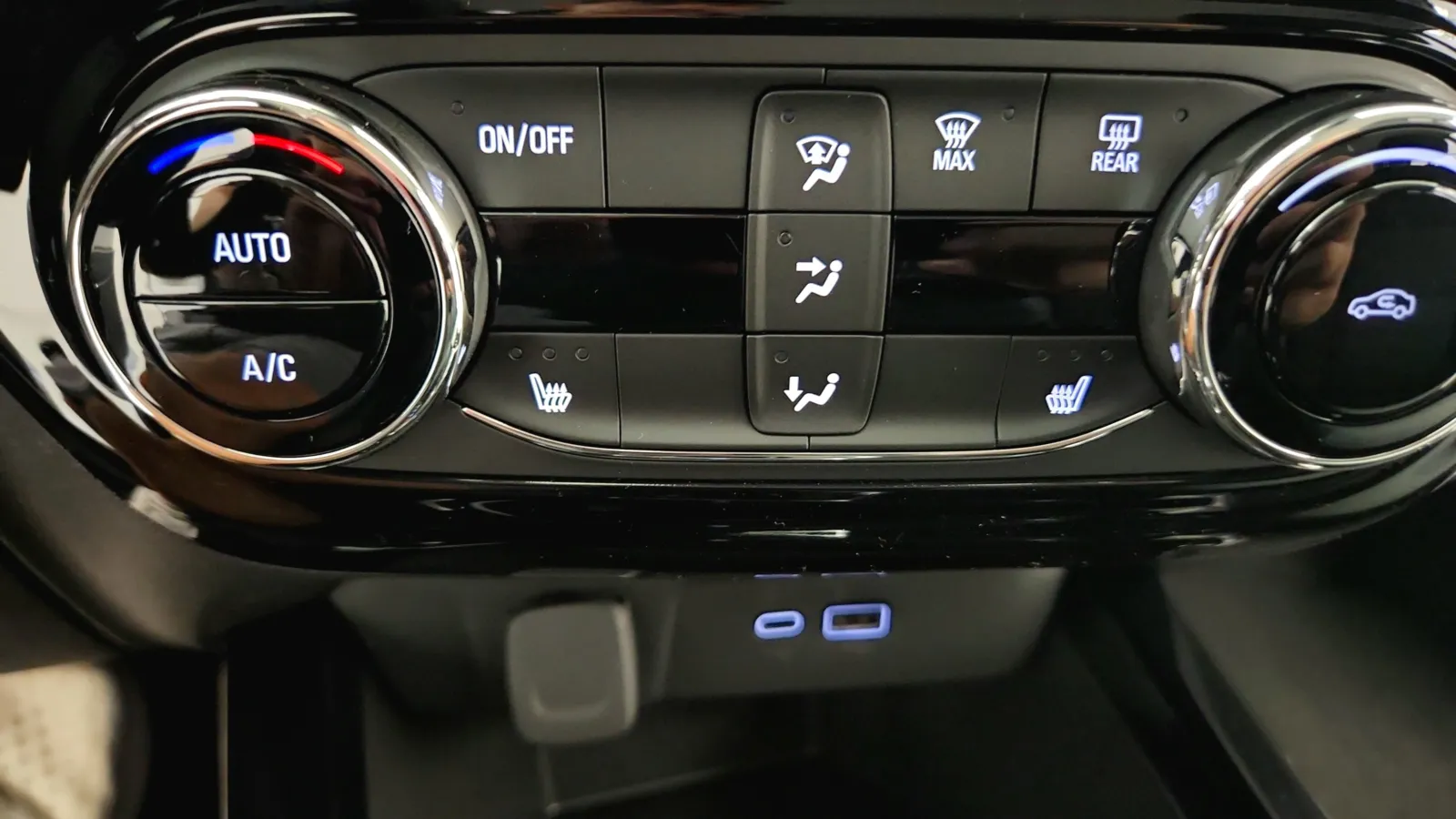 2025 Chevrolet Trax LT photo 3