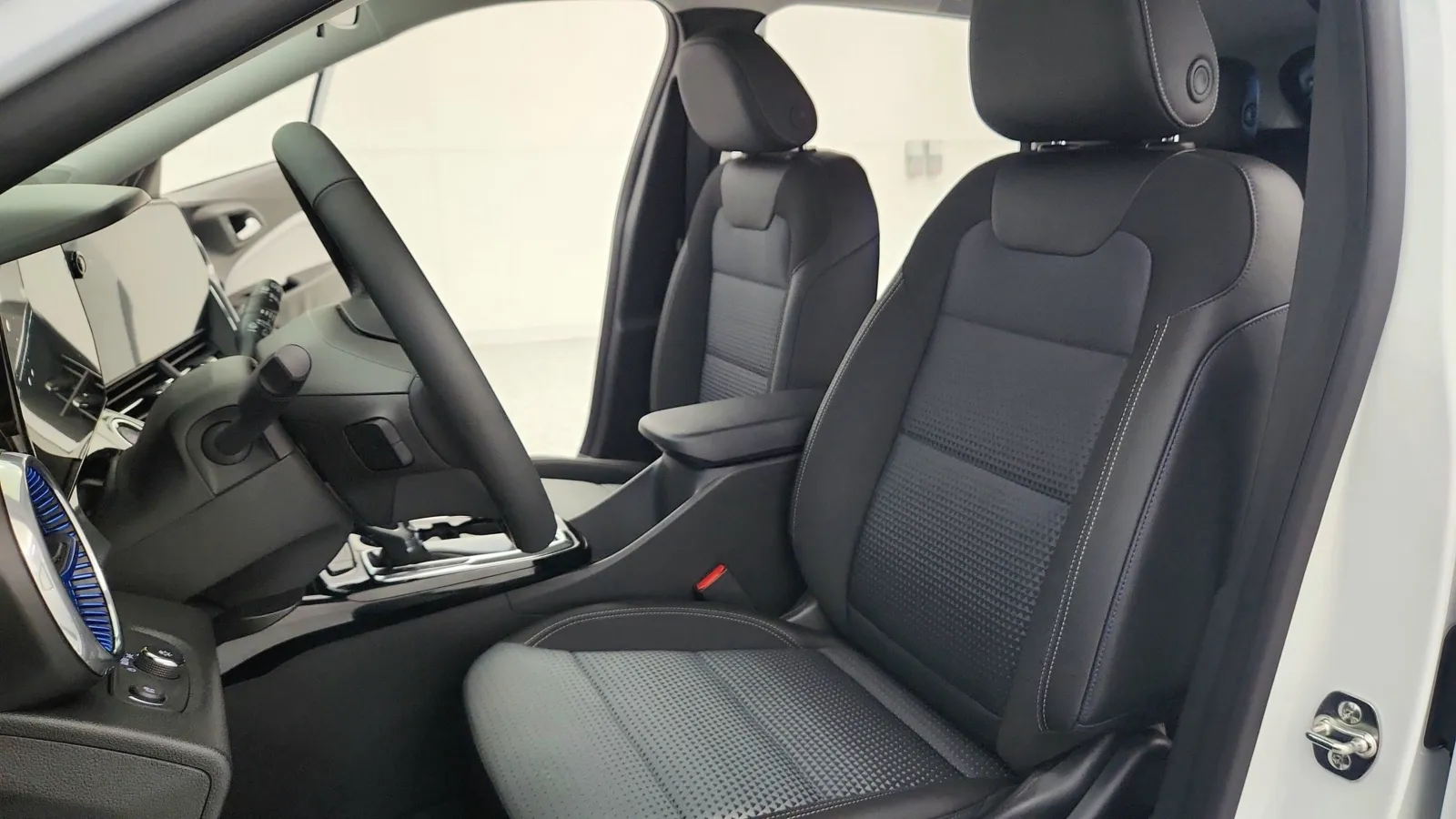 2025 Chevrolet Trax LT photo 4
