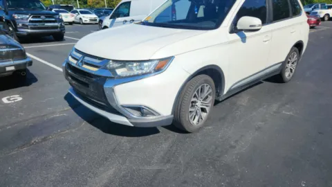 More photos of 2017 Mitsubishi Outlander SE at Tom Gill Chevrolet, KY