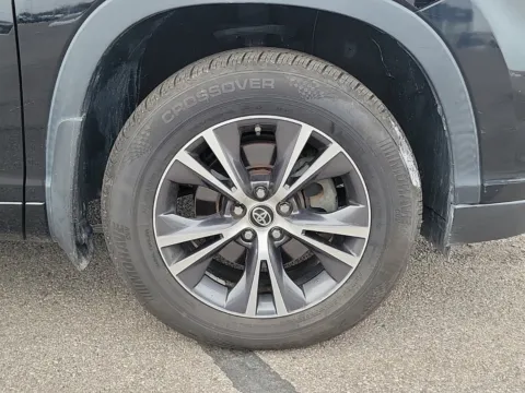 More photos of 2016 Toyota Highlander XLE at Tom Gill Buick GMC, OH