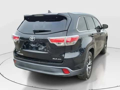 More photos of 2016 Toyota Highlander XLE at Tom Gill Buick GMC, OH