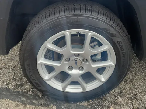More photos of 2022 Jeep Renegade Latitude at Tom Gill Buick GMC, OH