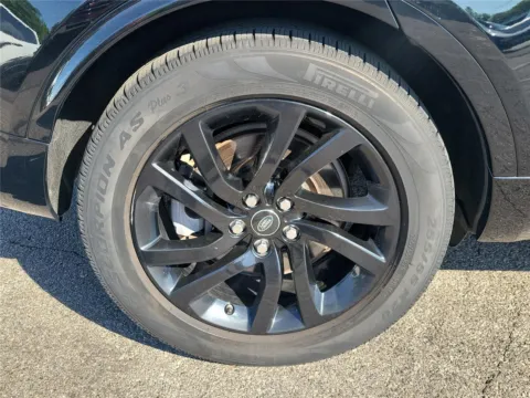 More photos of 2020 Land Rover Discovery Landmark Edition at Tom Gill Buick GMC, OH