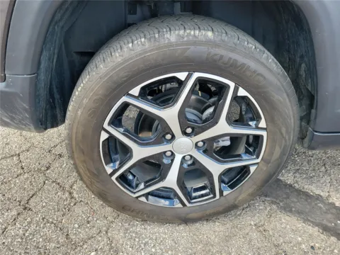 More photos of 2024 Jeep Compass Limited at Tom Gill Buick GMC, OH