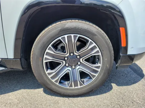 More photos of 2024 Jeep Wagoneer Series II at Tom Gill Buick GMC, OH