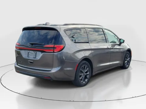 More photos of 2021 Chrysler Pacifica Touring L at Tom Gill Buick GMC, OH