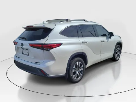 More photos of 2021 Toyota Highlander XLE at Tom Gill Buick GMC, OH