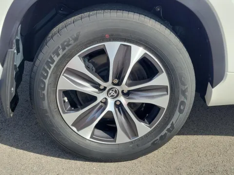 More photos of 2021 Toyota Highlander XLE at Tom Gill Buick GMC, OH