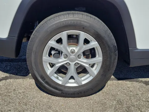 More photos of 2023 Jeep Grand Cherokee Limited at Tom Gill Buick GMC, OH