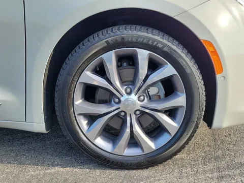 More photos of 2019 Chrysler Pacifica Limited at Tom Gill Buick GMC, OH