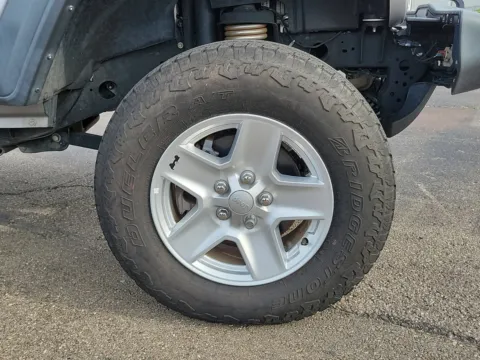 More photos of 2020 Jeep Gladiator Sport S at Tom Gill Buick GMC, OH